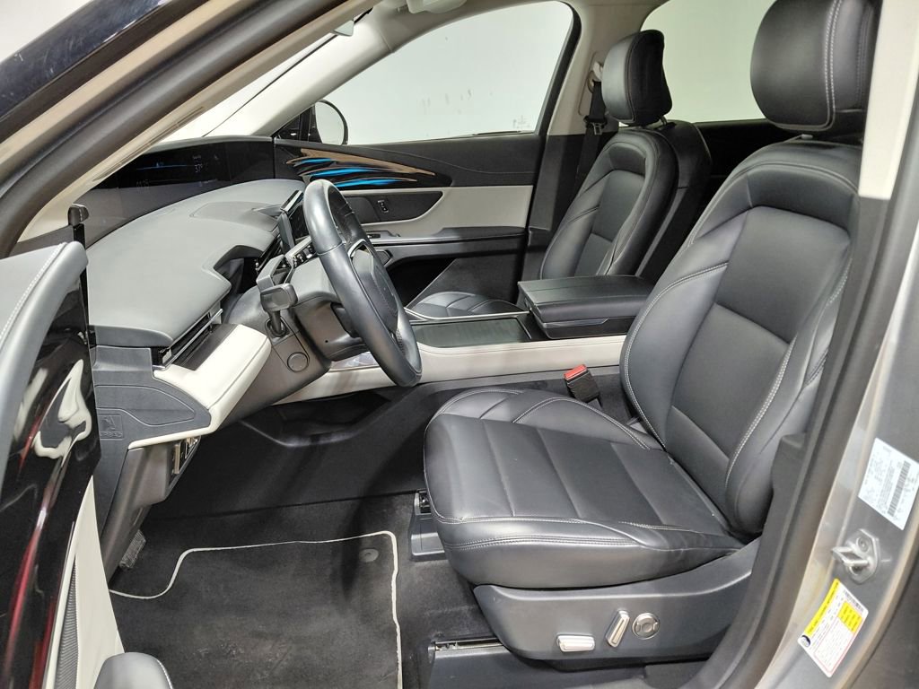 Used 2025 Lincoln Nautilus Premier image 3