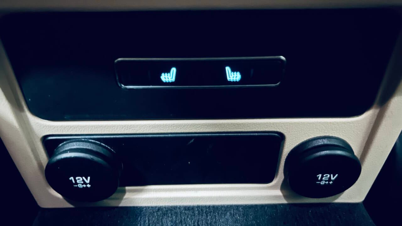 Used 2019 Jaguar XE Prestige image 33