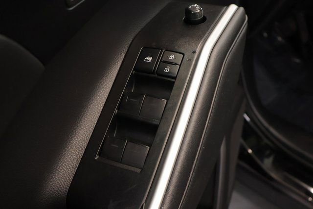 Used 2021 Toyota Highlander XLE AWD/4WD image 10