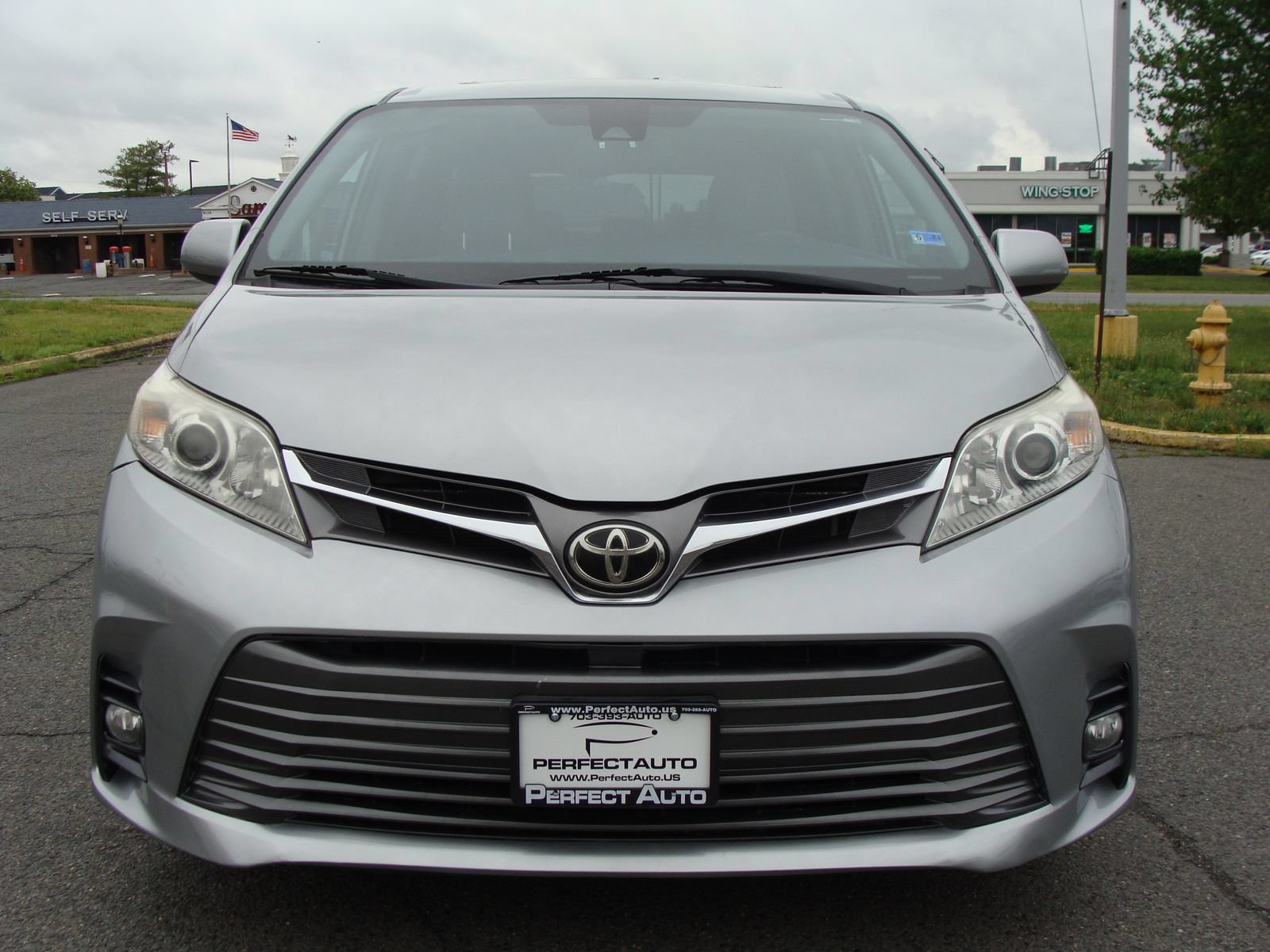 Used 2019 Toyota Sienna XLE w/ XLE Navigation Package FWD image 2
