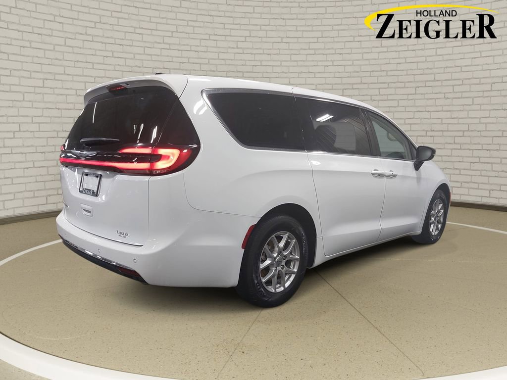 Used 2024 Chrysler Pacifica Touring-L FWD image 5