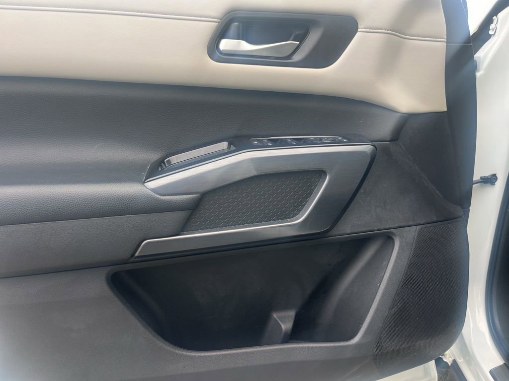 Used 2023 Nissan Pathfinder SL w/ Lighting Package (N92) image 6
