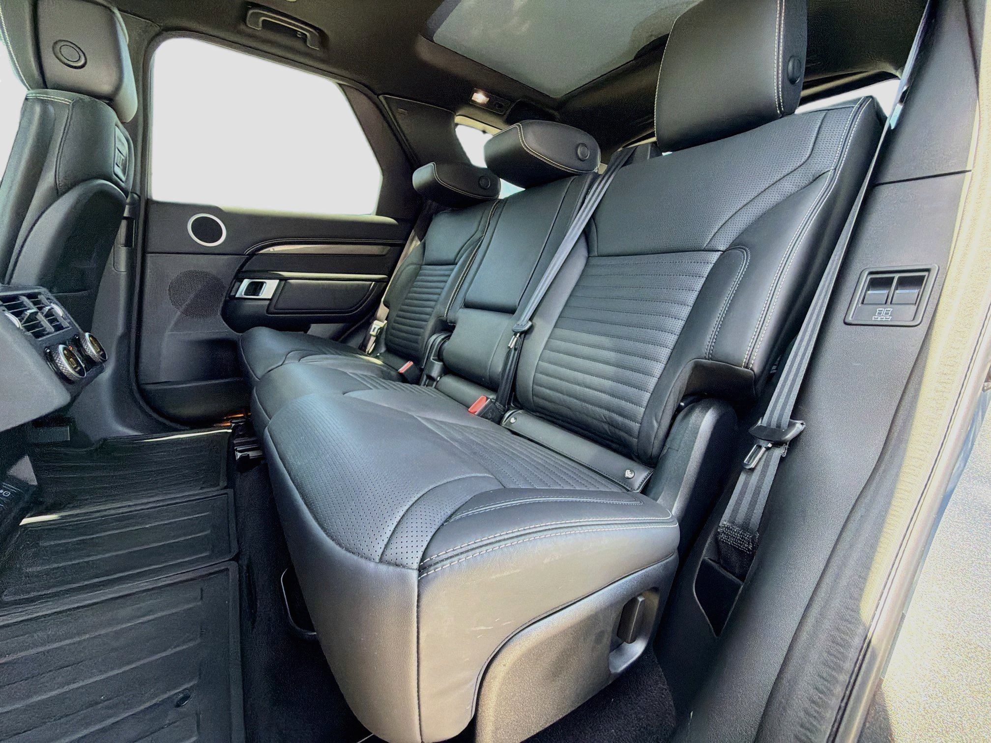 Certified 2025 Land Rover Discovery Metropolitan Edition AWD/4WD image 22