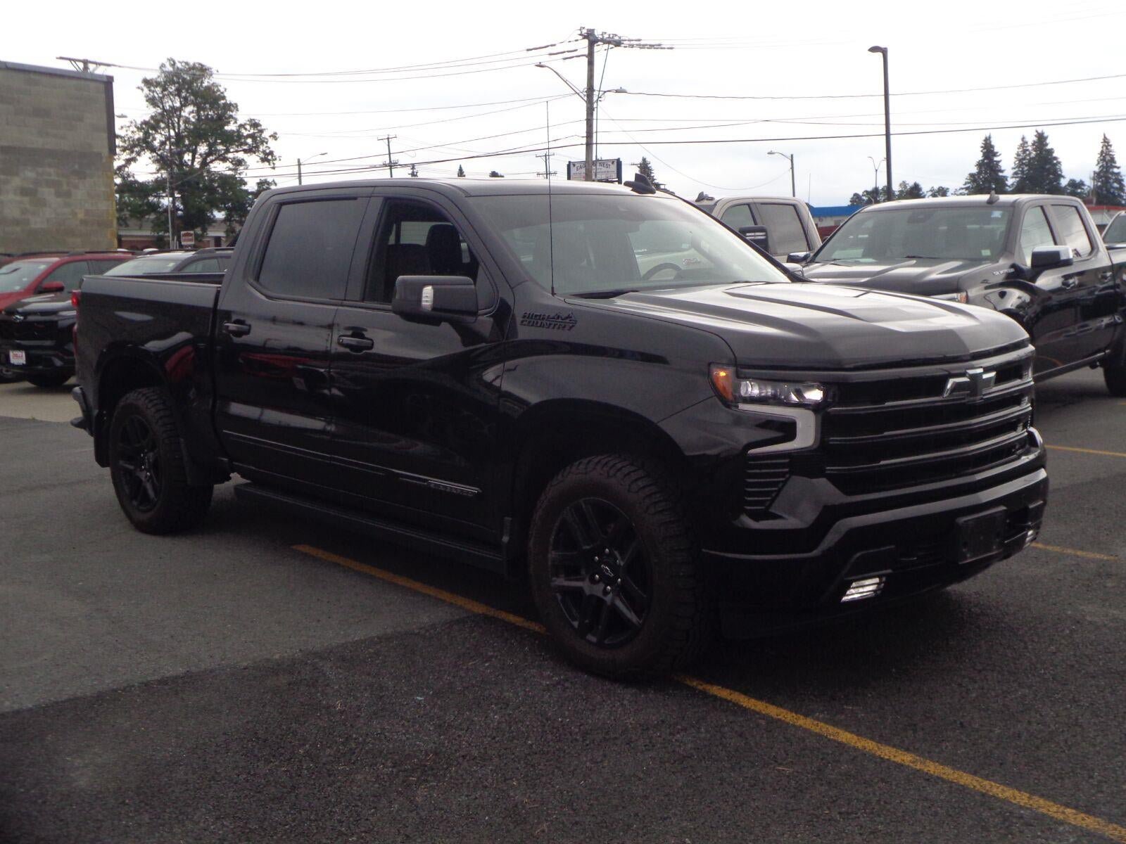 Used 2024 Chevrolet Silverado 1500 High Country w/ Midnight Edition AWD/4WD image 3