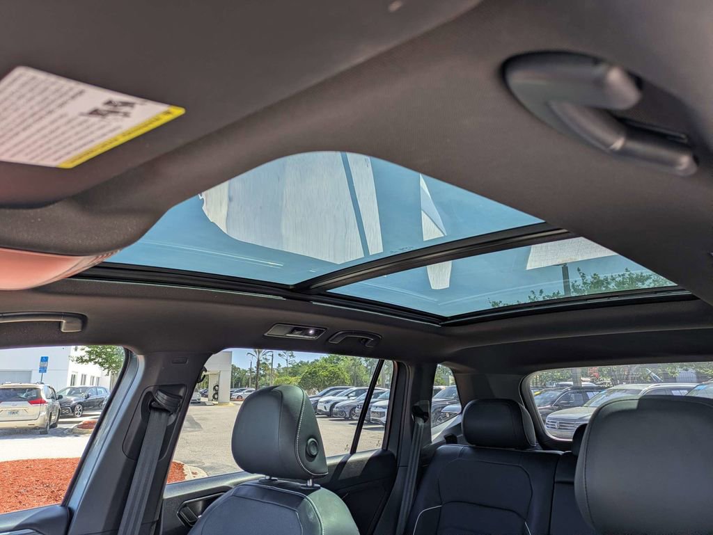 Used 2022 Volkswagen Tiguan SEL R-Line AWD/4WD image 25