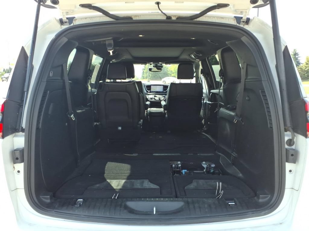 Used 2025 Chrysler Pacifica Limited FWD image 8