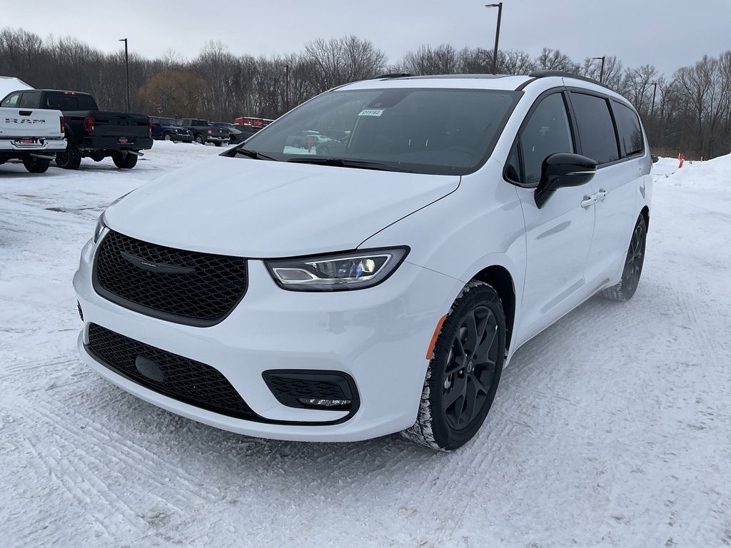 New 2026 Chrysler Pacifica Limited w/ Uconnect Theater Family Group image 3