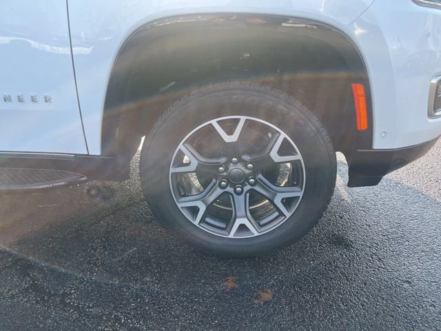 Used 2023 Jeep Wagoneer Series III w/ Preferred Equipment Group image 2