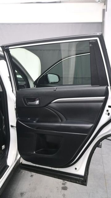 Used 2019 Toyota Highlander SE w/ Nightshade Edition AWD/4WD image 11