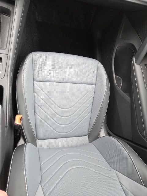 Used 2025 Volkswagen Tiguan SE AWD/4WD image 18