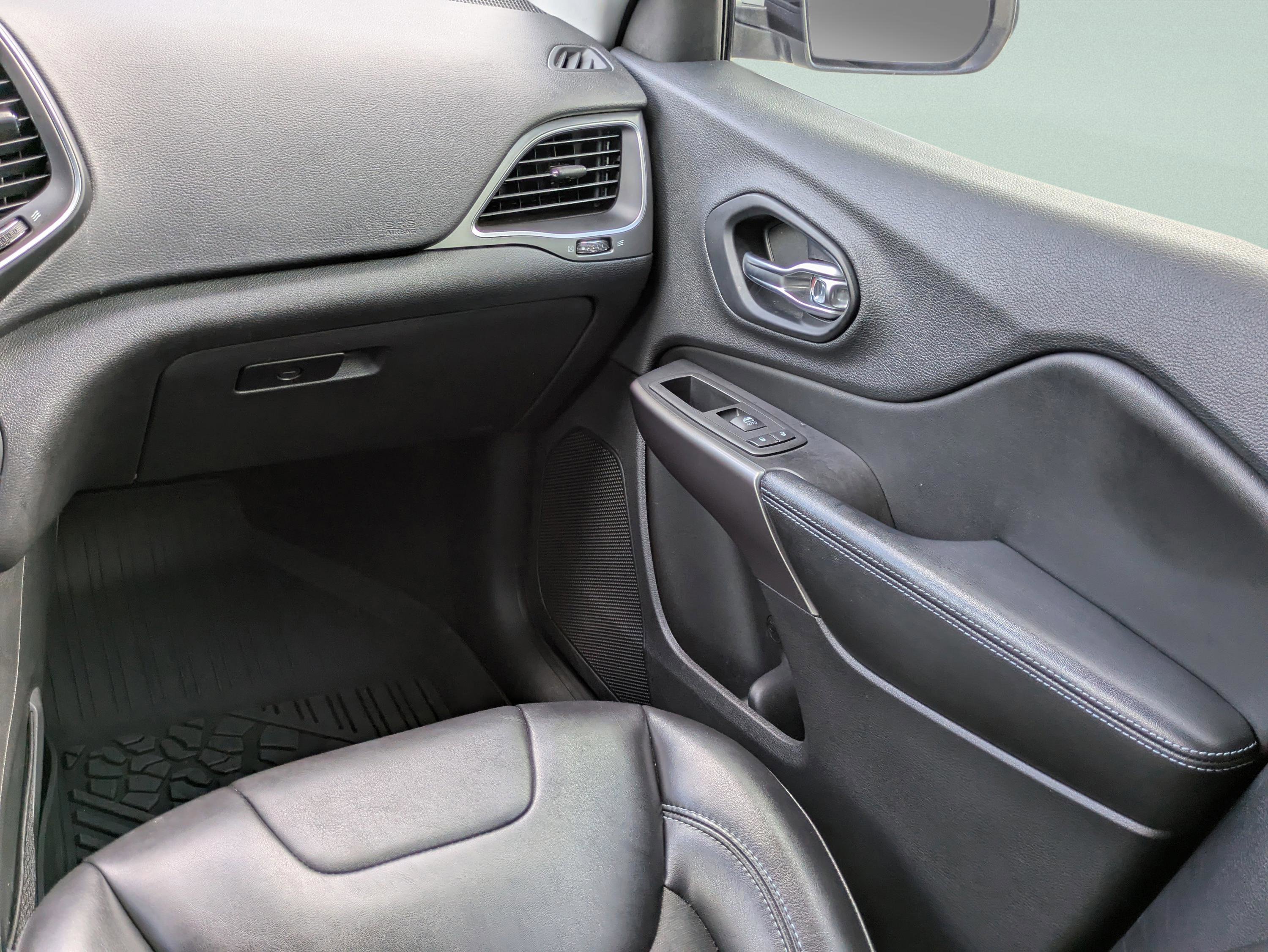 Used 2019 Jeep Cherokee Latitude Plus w/ Comfort/Convenience Group image 23