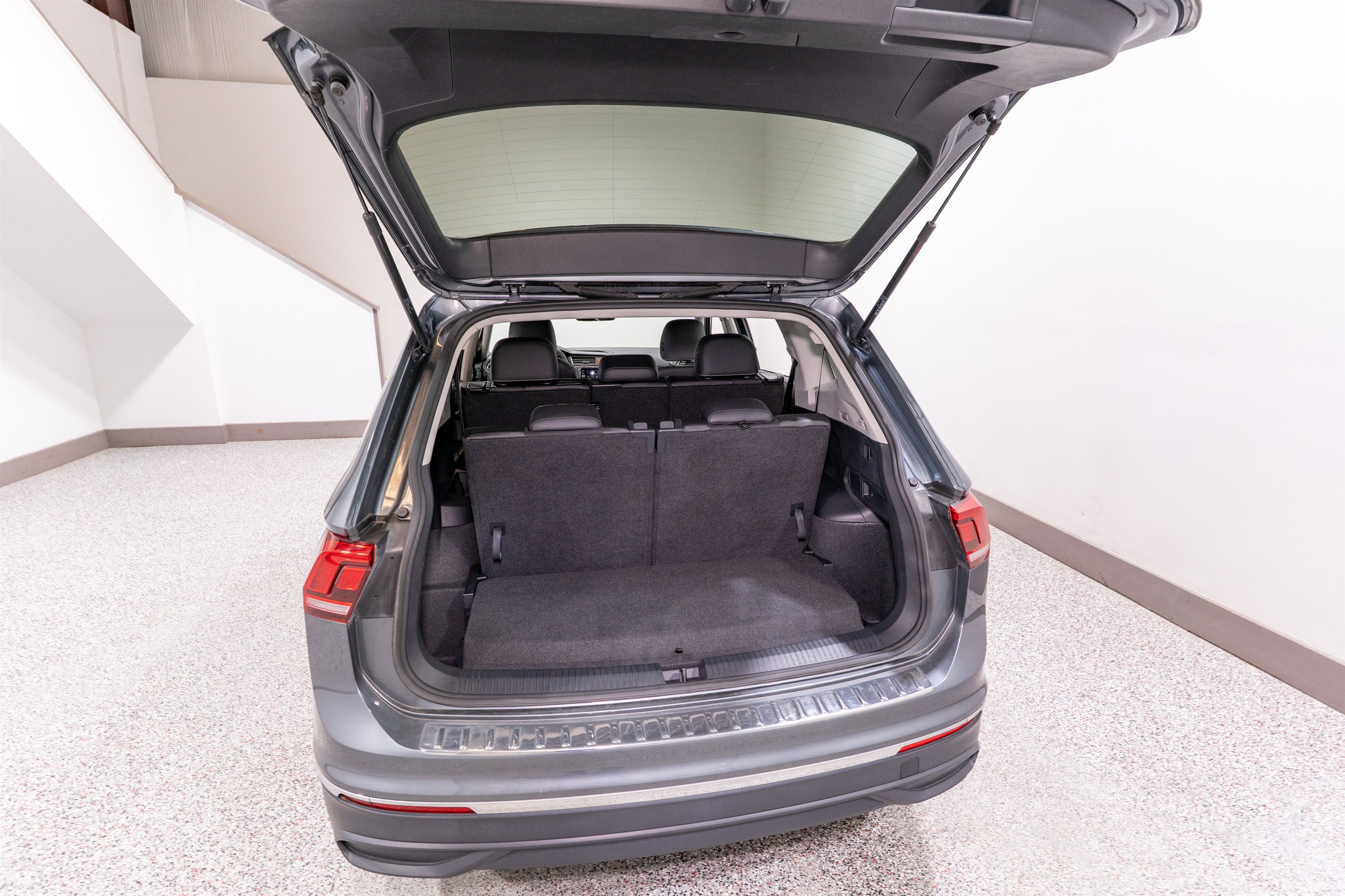 Used 2023 Volkswagen Tiguan SE image 29