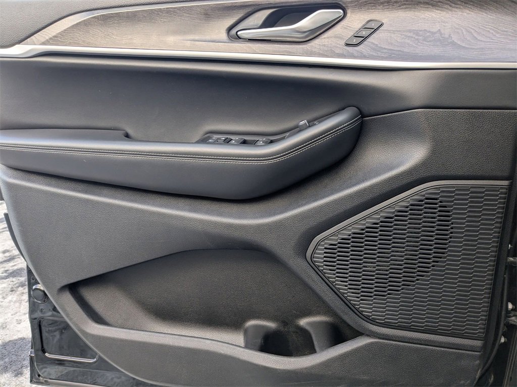 Used 2024 Jeep Grand Cherokee L Limited w/ Luxury Tech Group II image 13