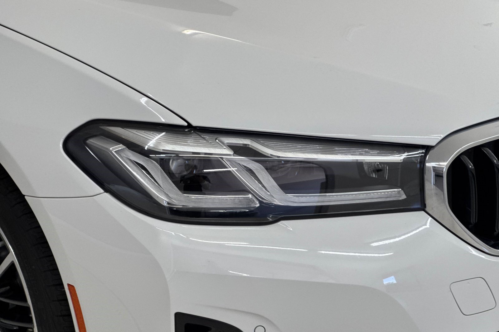 Certified 2023 BMW 530e w/ Convenience Package RWD image 12