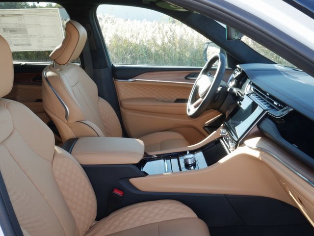New 2025 Jeep Grand Cherokee Summit image 21