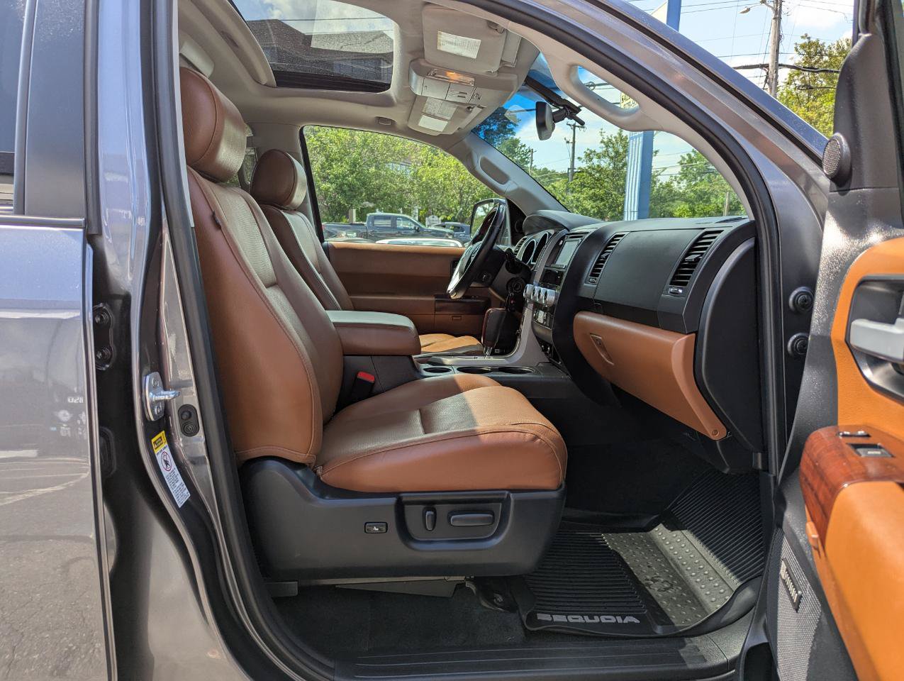Used 2017 Toyota Sequoia Platinum AWD/4WD image 32