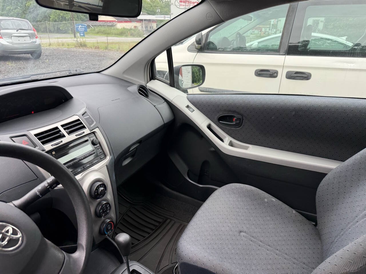 Used 2010 Toyota Yaris 2-Door Hatchback FWD image 17