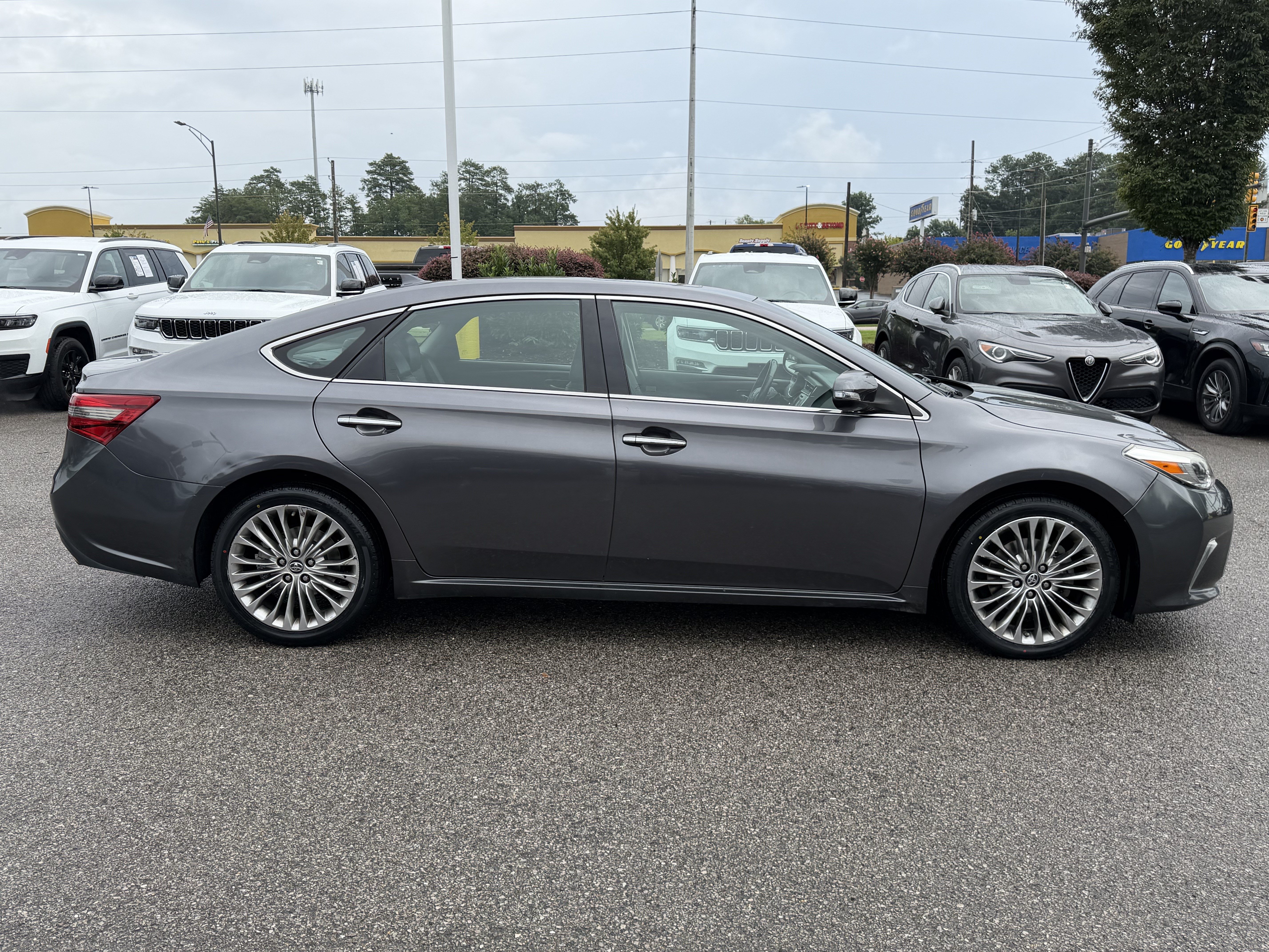 Used 2016 Toyota Avalon Limited w/ Toyota Safety Sense Package FWD image 11