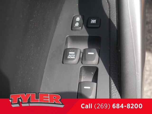 Used 2017 Hyundai Veloster Value Edition FWD image 21