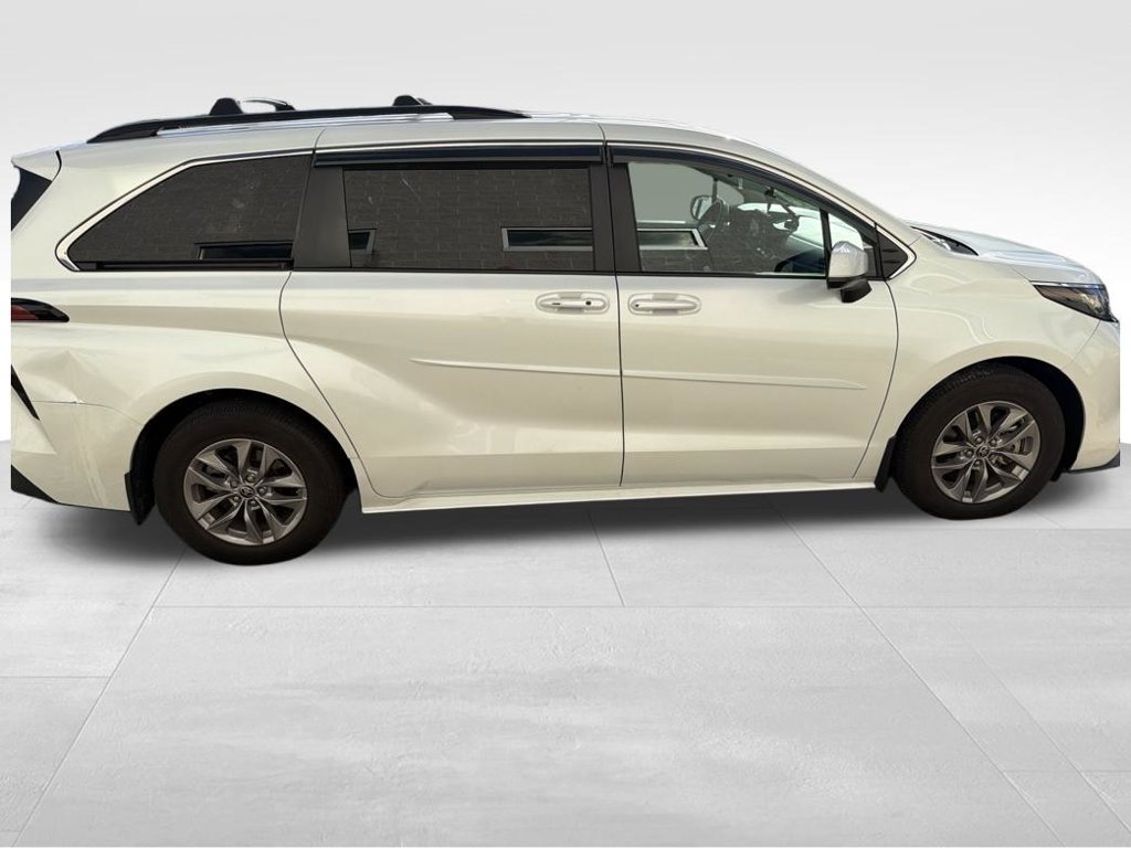 Used 2022 Toyota Sienna XLE FWD image 12