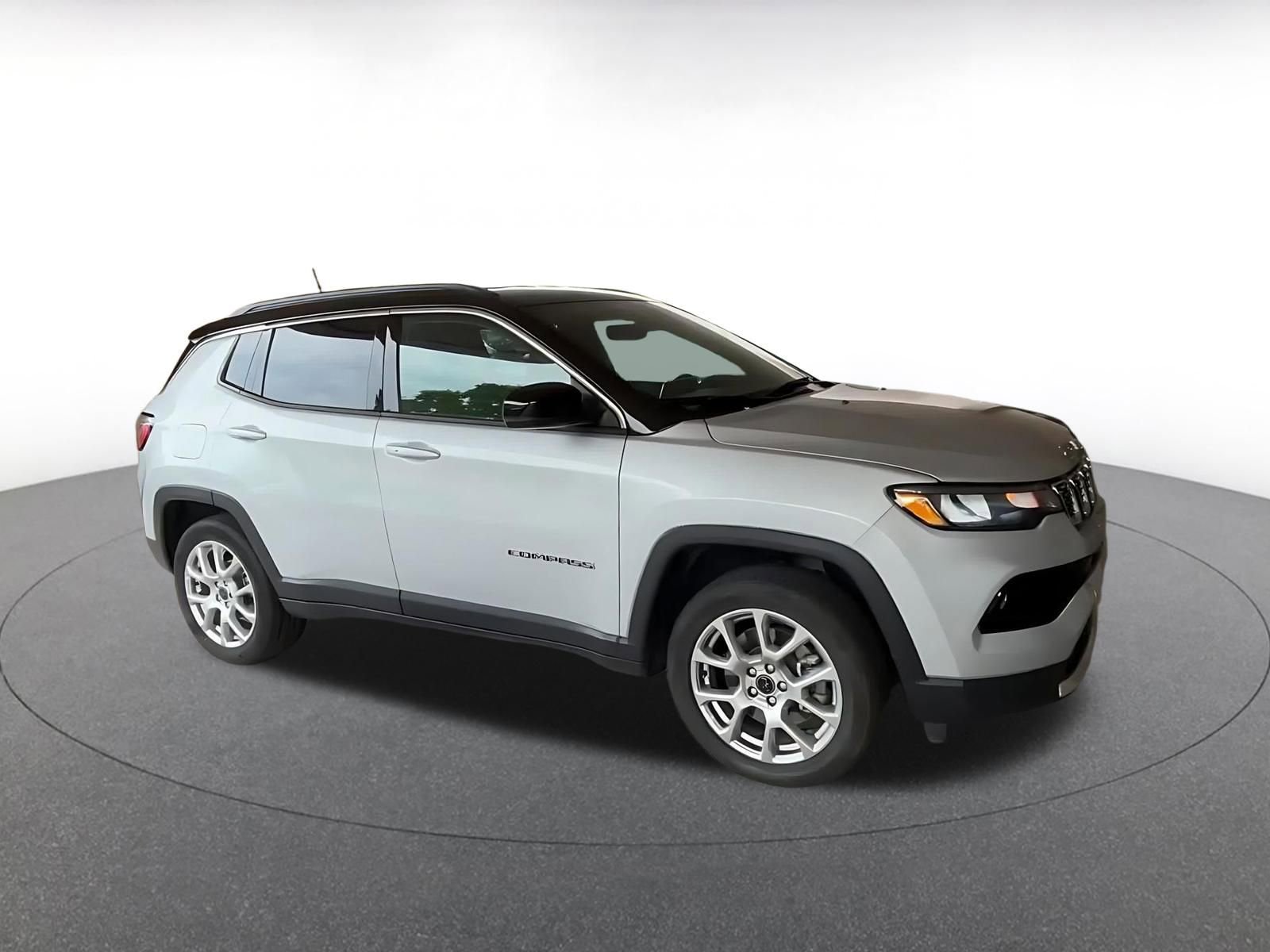 Used 2025 Jeep Compass Limited AWD/4WD image 2