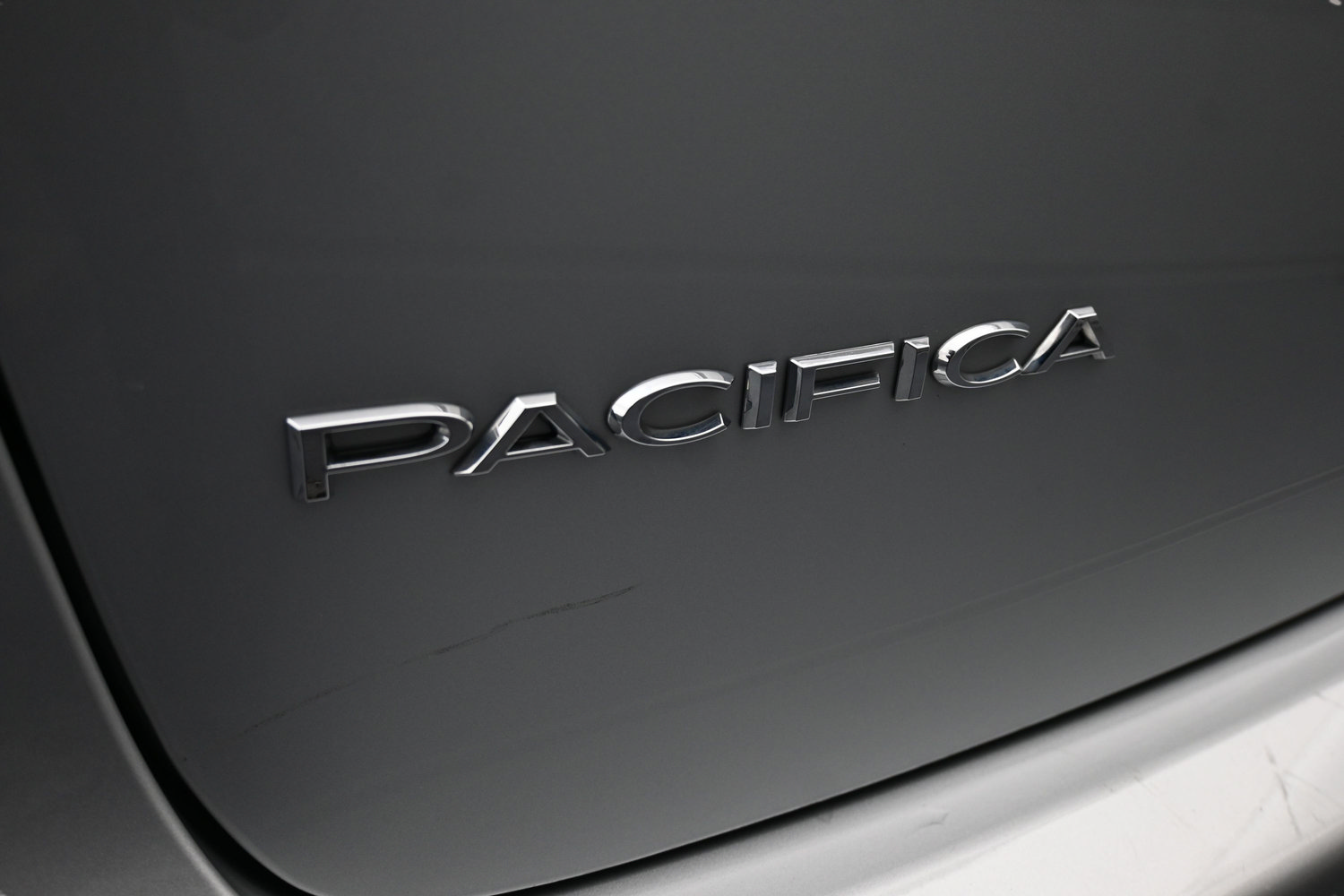 Used 2024 Chrysler Pacifica Touring-L FWD image 25