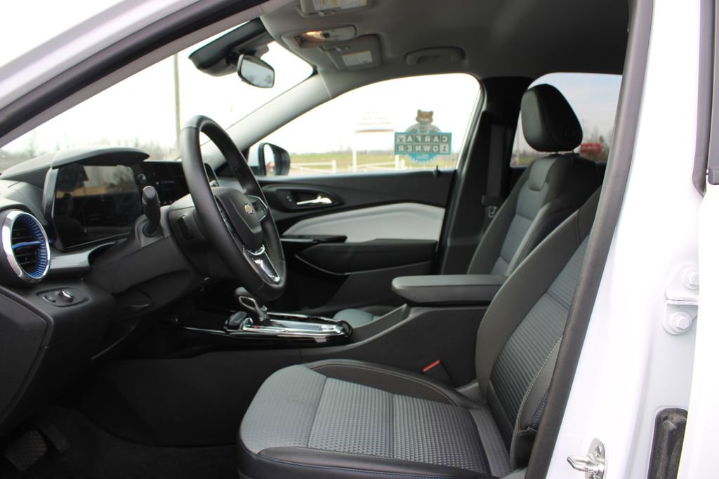Used 2025 Chevrolet Trax LT w/ LT Convenience Package image 19
