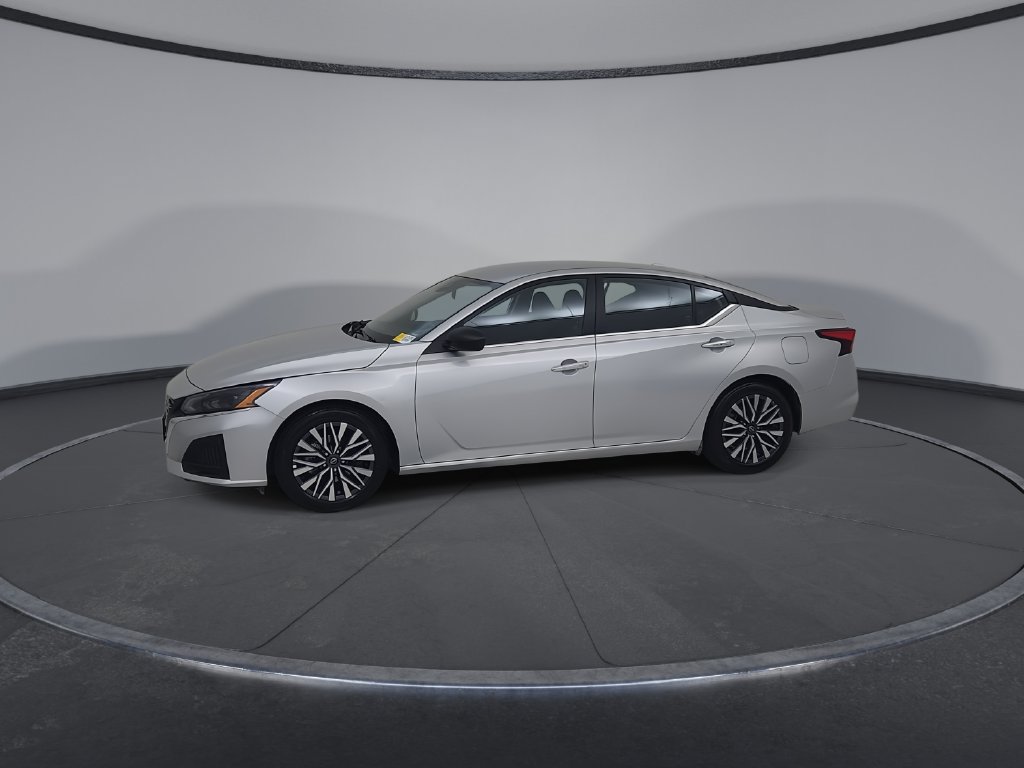 Used 2025 Nissan Altima 2.5 SV FWD image 10
