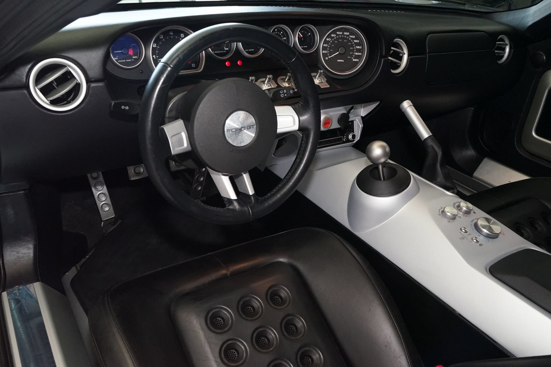 Used 2006 Ford GT RWD image 10