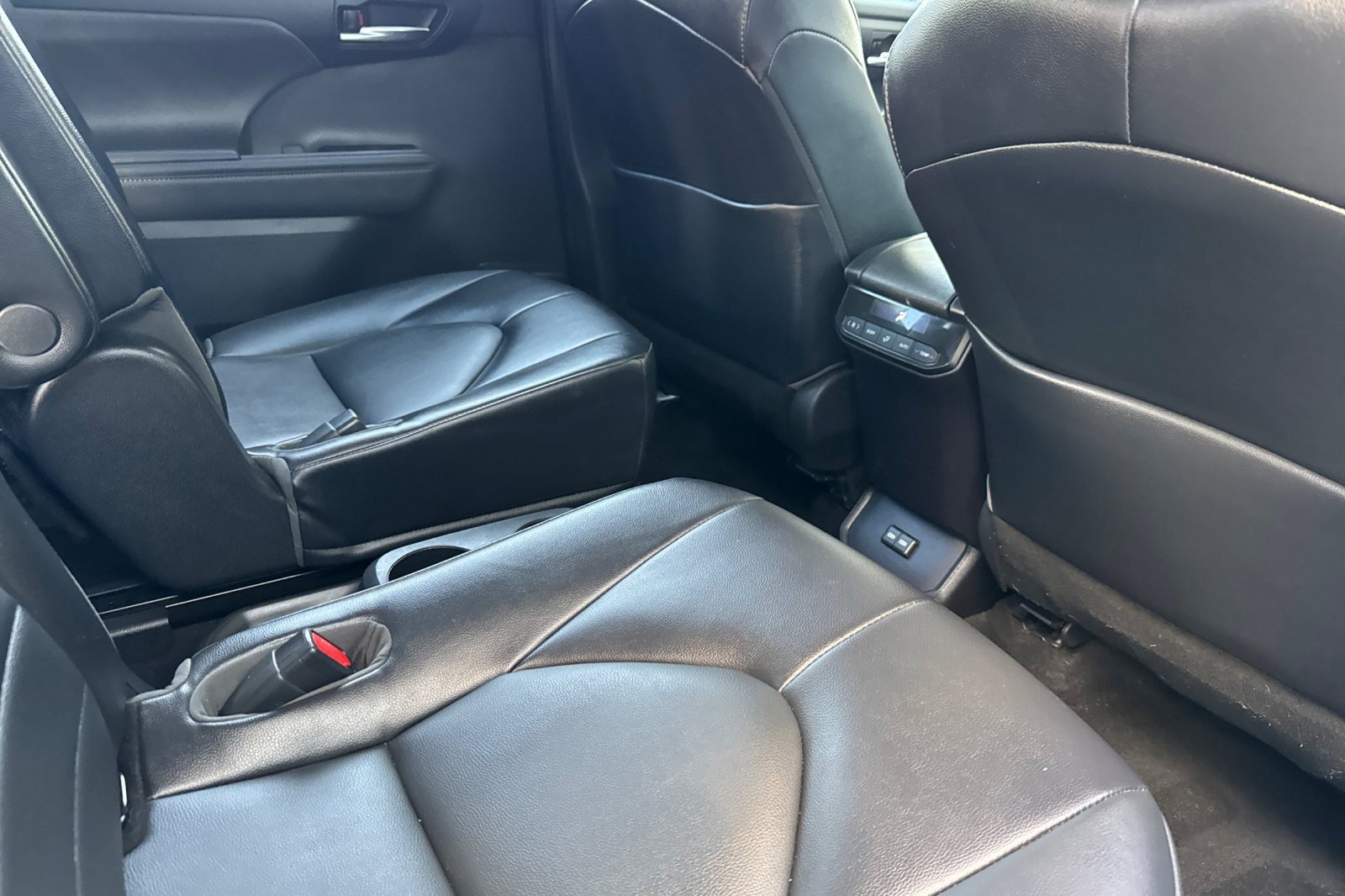 Used 2022 Toyota Highlander XLE FWD image 33