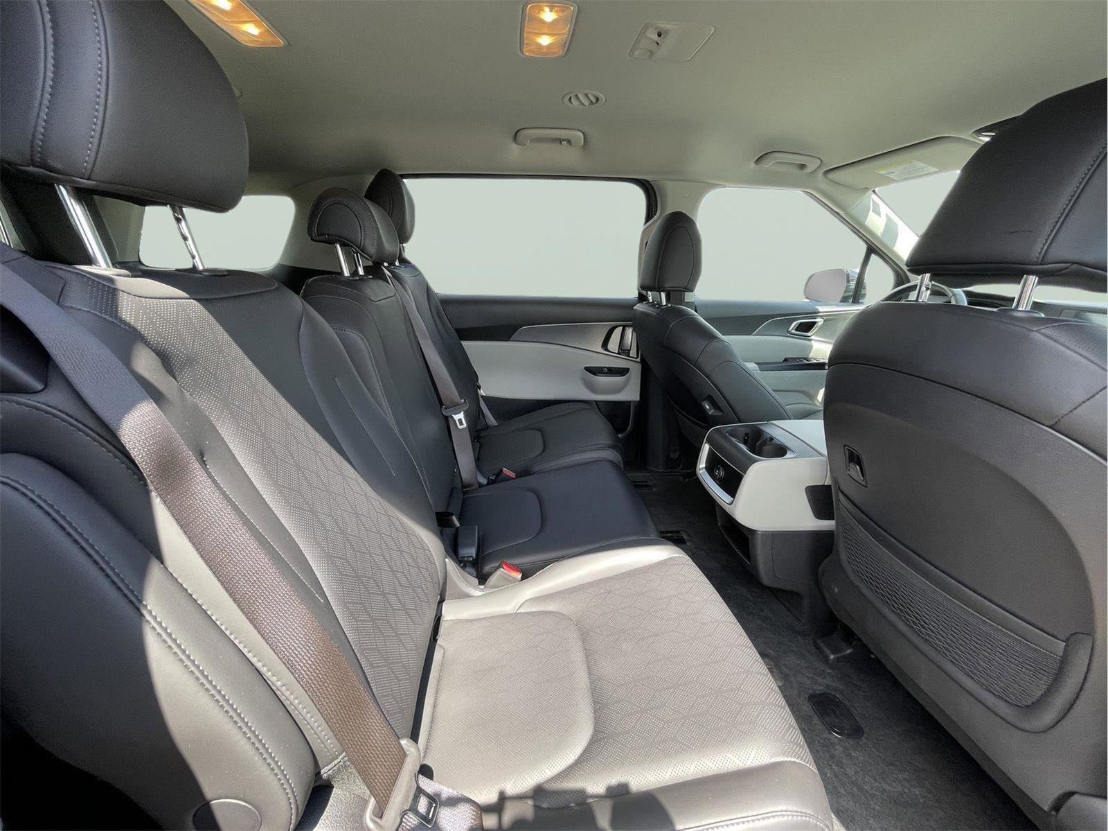 Used 2024 Kia Carnival LX FWD image 19