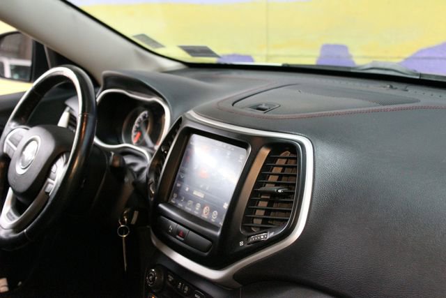 Used 2016 Jeep Cherokee Trailhawk w/ Leather Interior Group AWD/4WD image 10