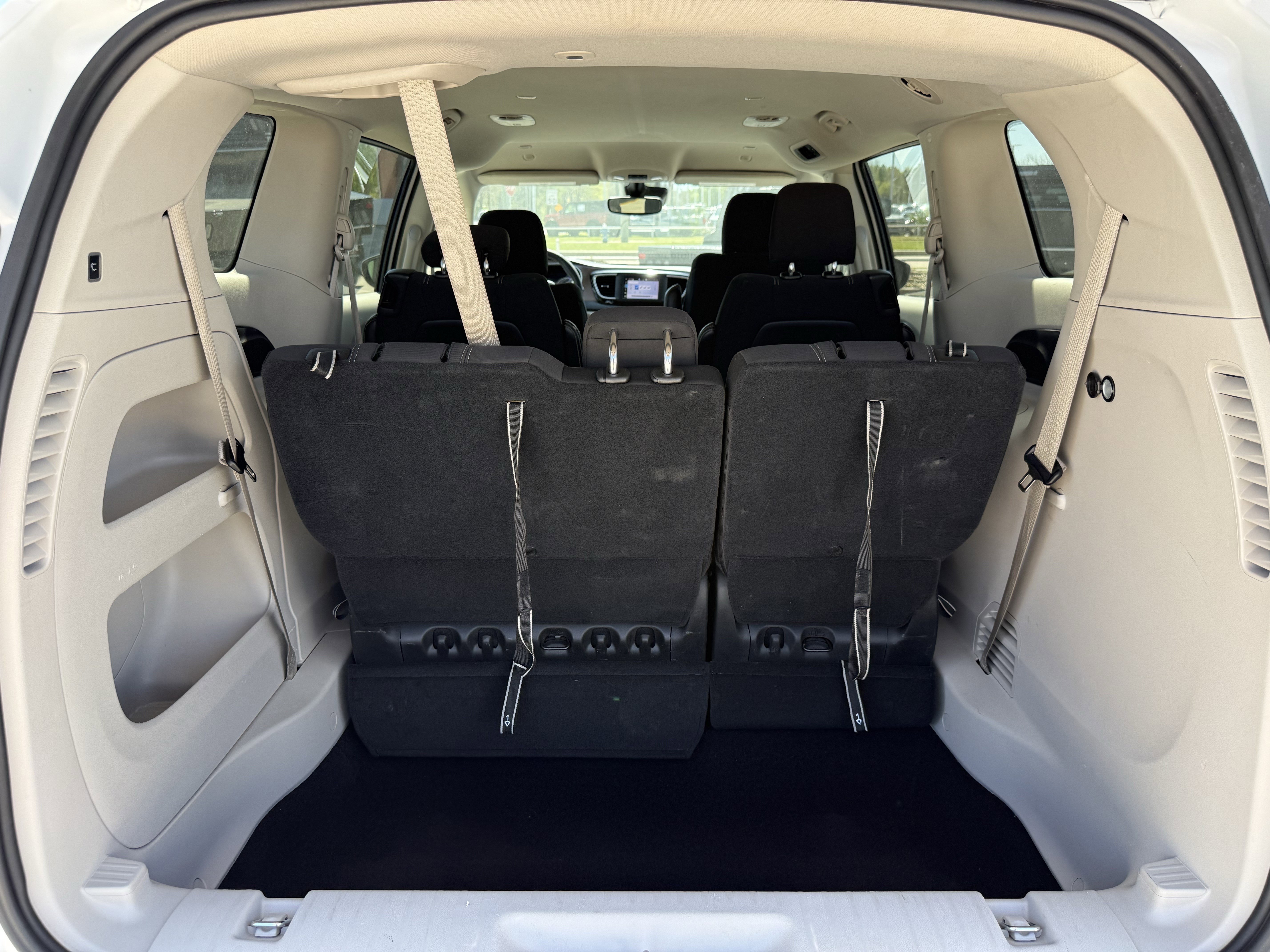 Used 2023 Chrysler Voyager LX image 31