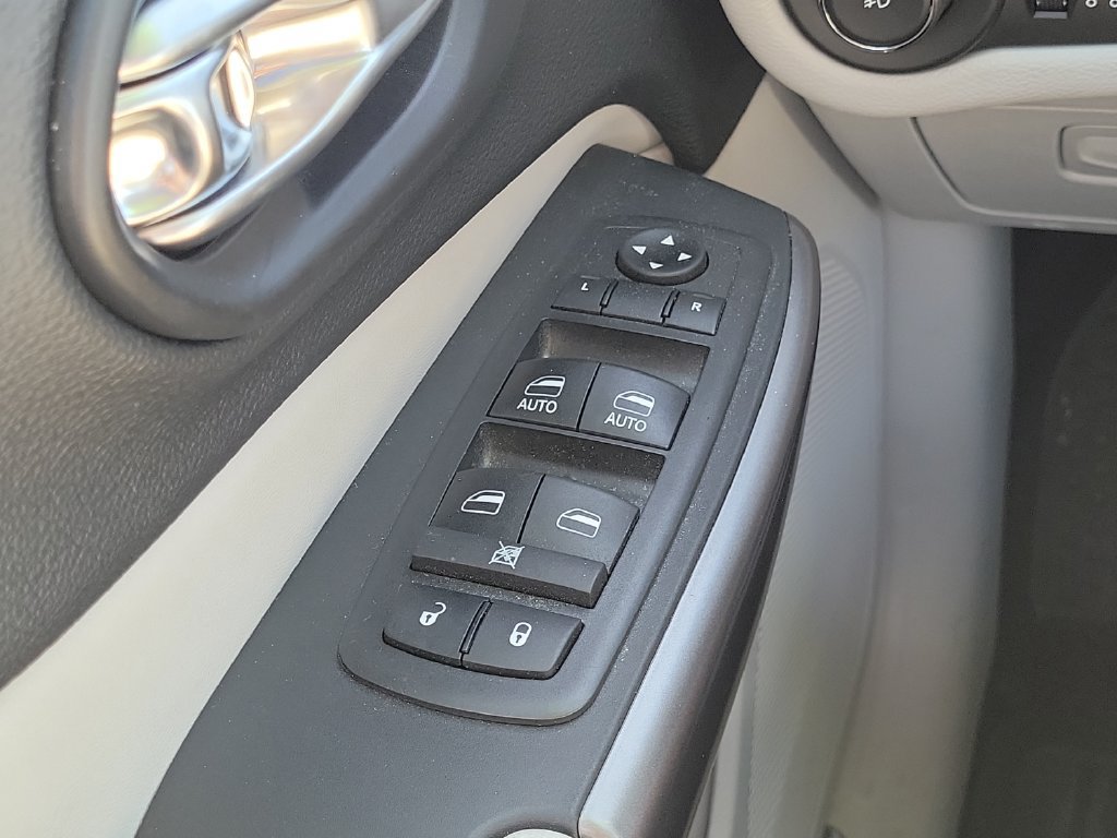 Used 2019 Jeep Cherokee Overland w/ Technology Group AWD/4WD image 24