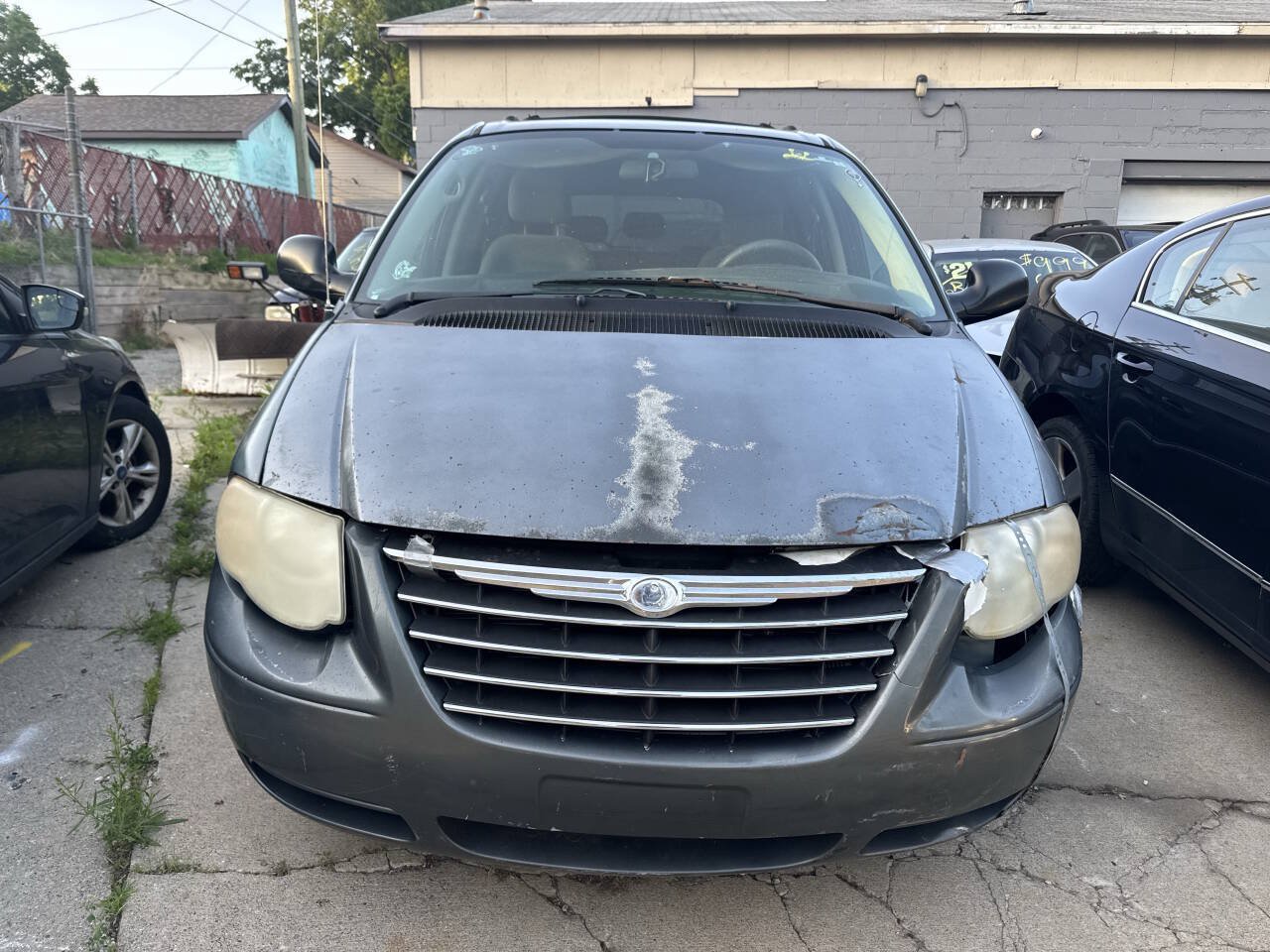 Used 2005 Chrysler Town & Country Touring FWD image 3