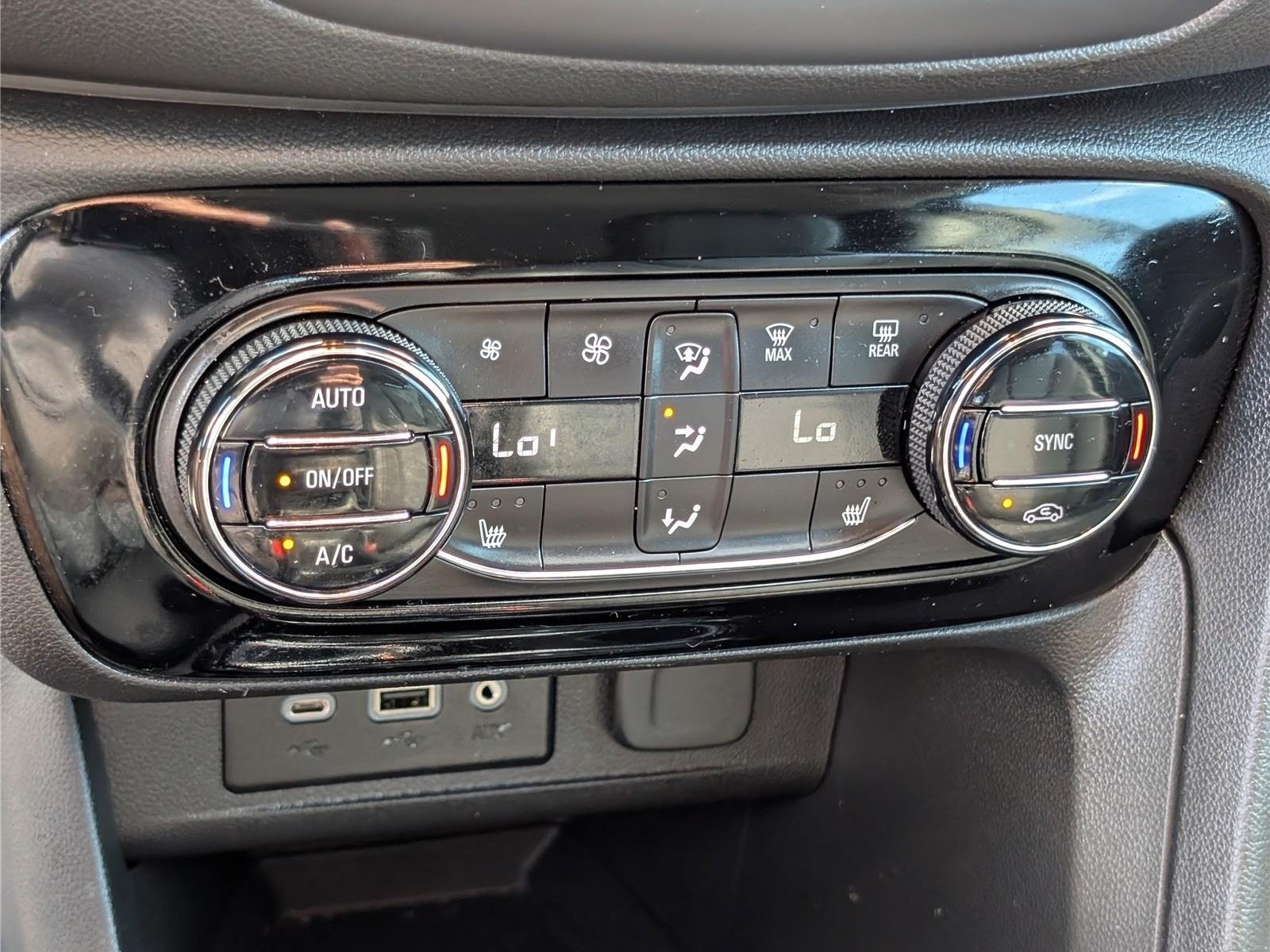 Used 2023 Buick Encore GX Select w/ Sport Touring Package AWD/4WD image 28