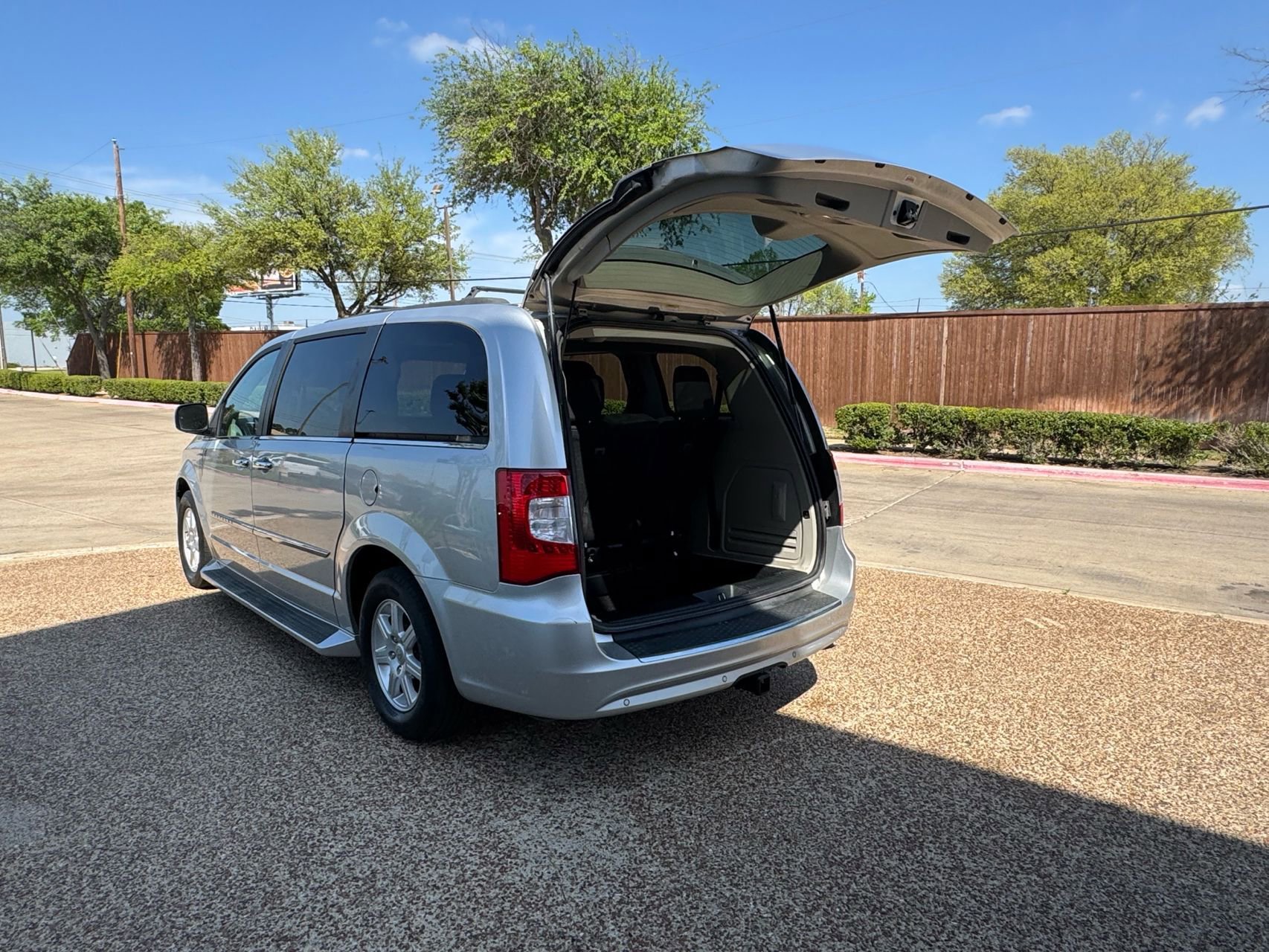 Used 2012 Chrysler Town & Country Touring w/ Entertainment Group #1 FWD image 14