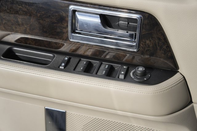 Used 2017 Lincoln Navigator Select image 32