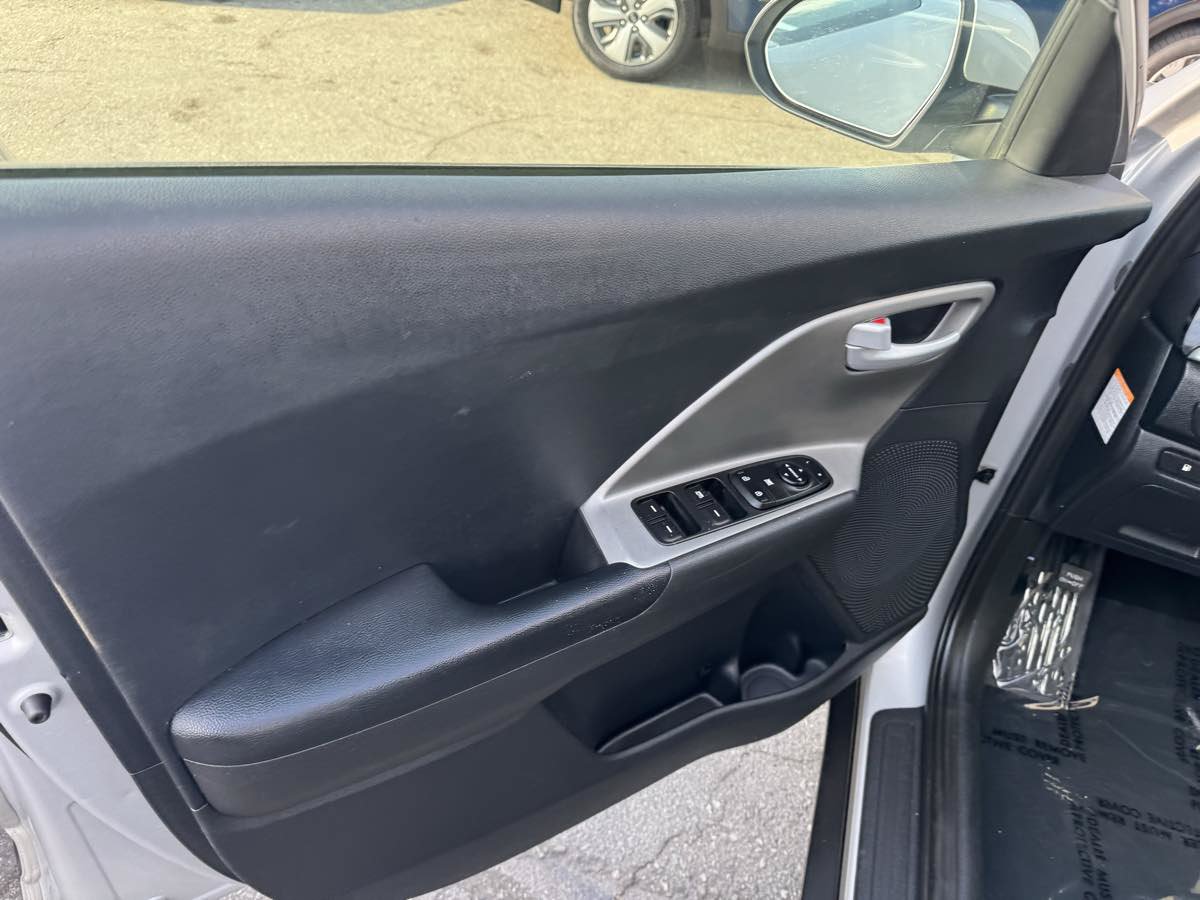 Used 2020 Kia Niro LX FWD image 8