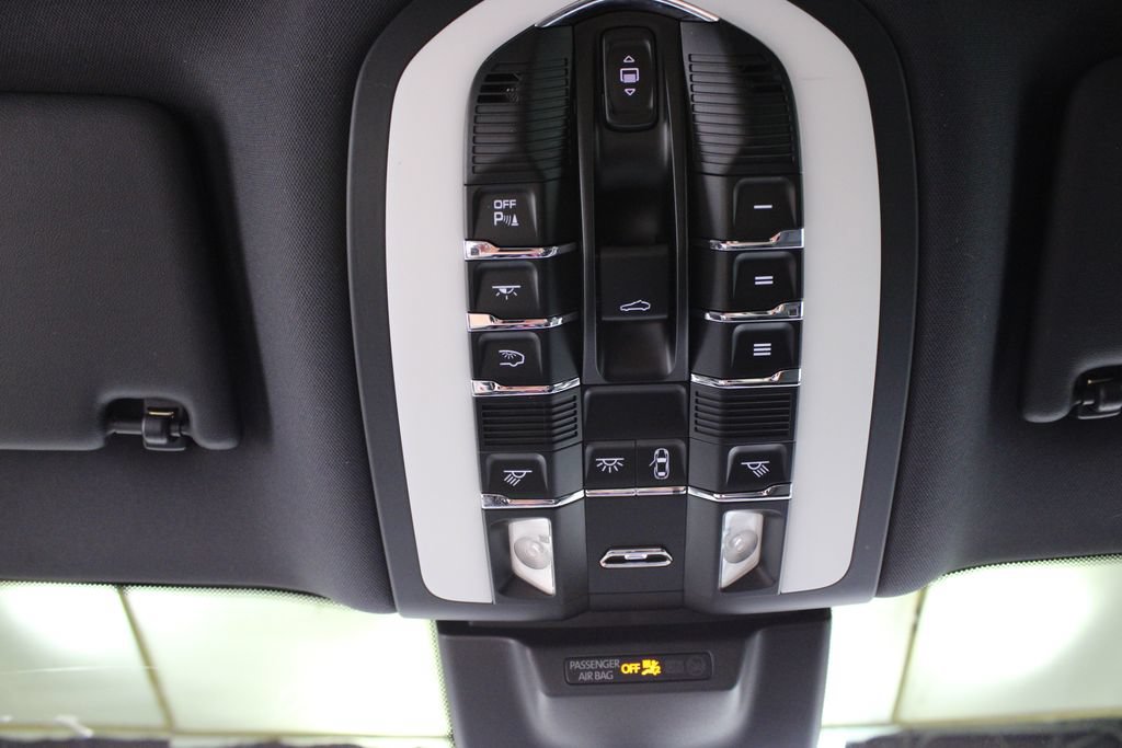 Certified 2023 Porsche Macan AWD/4WD image 38