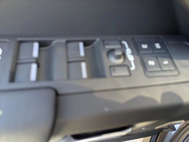 Used 2025 Land Rover Defender 110 S image 7