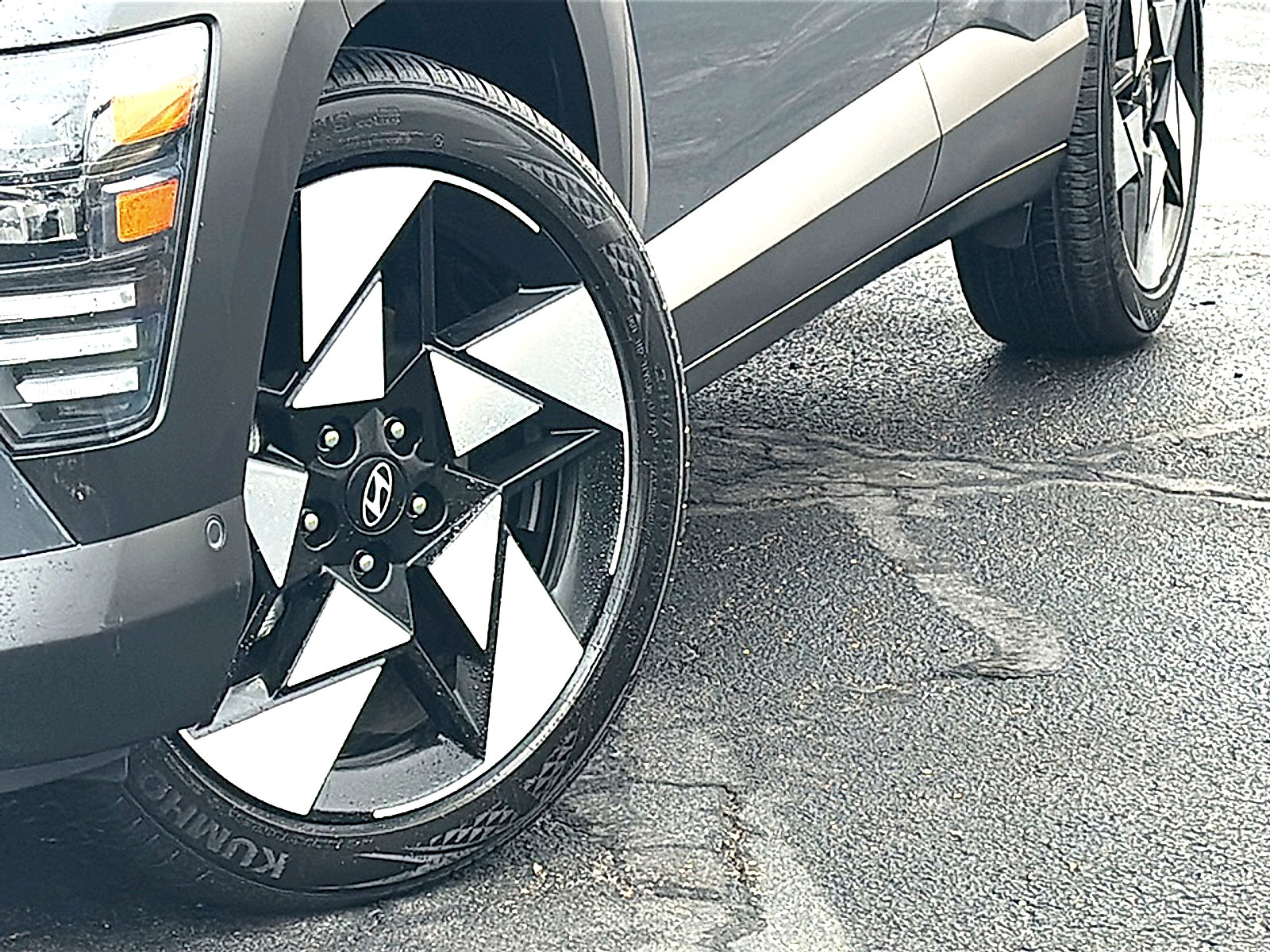 Used 2024 Hyundai Kona Limited image 3