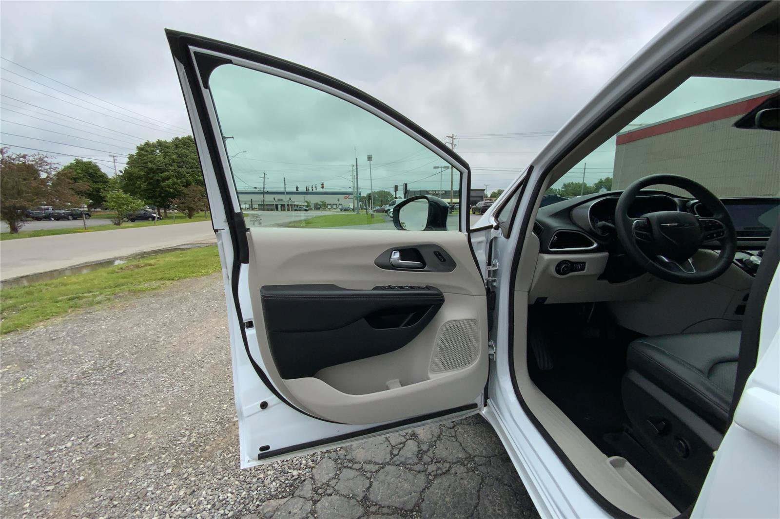 Used 2024 Chrysler Pacifica Touring-L FWD image 20