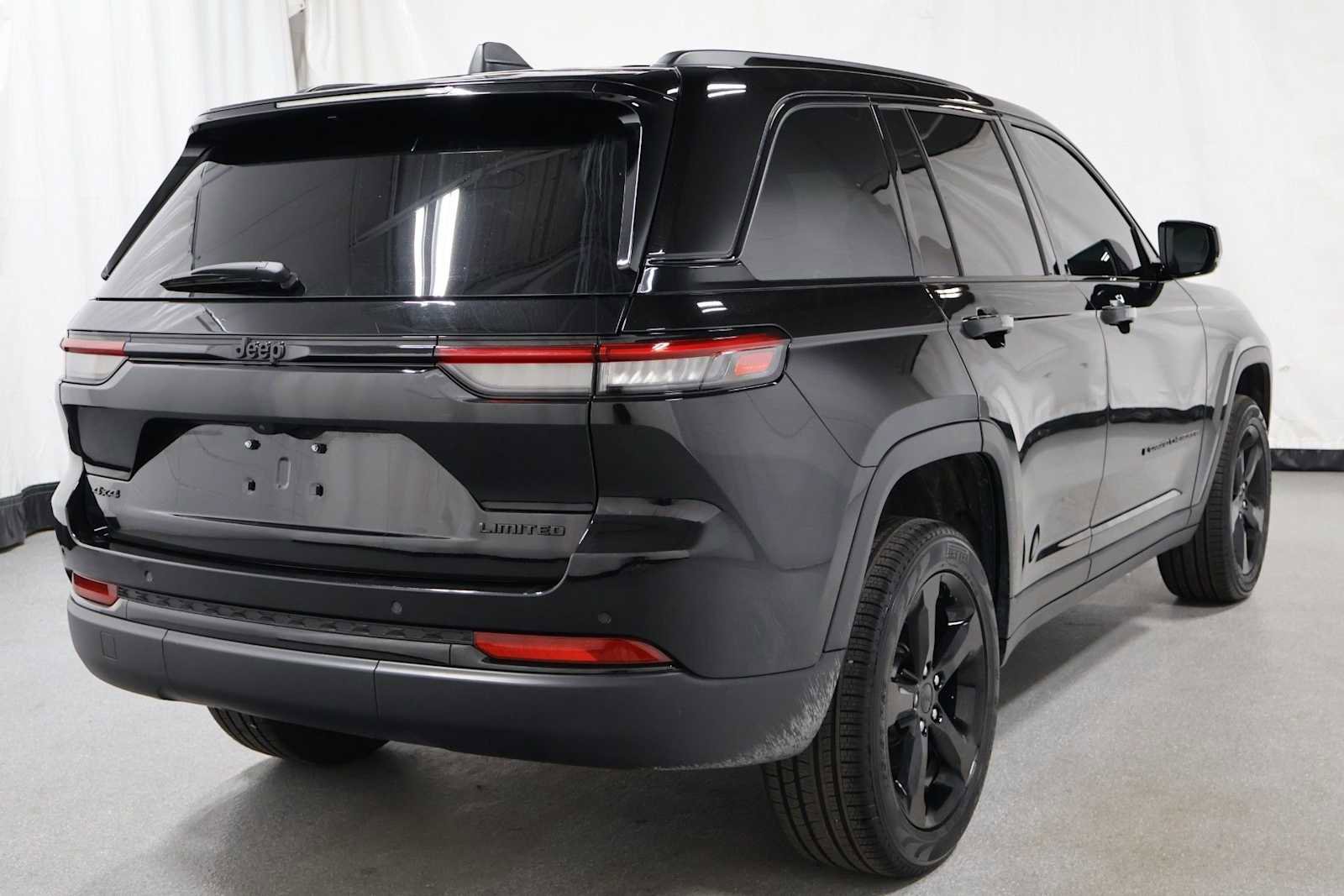 Used 2025 Jeep Grand Cherokee Limited w/ Black Appearance Package AWD/4WD image 9
