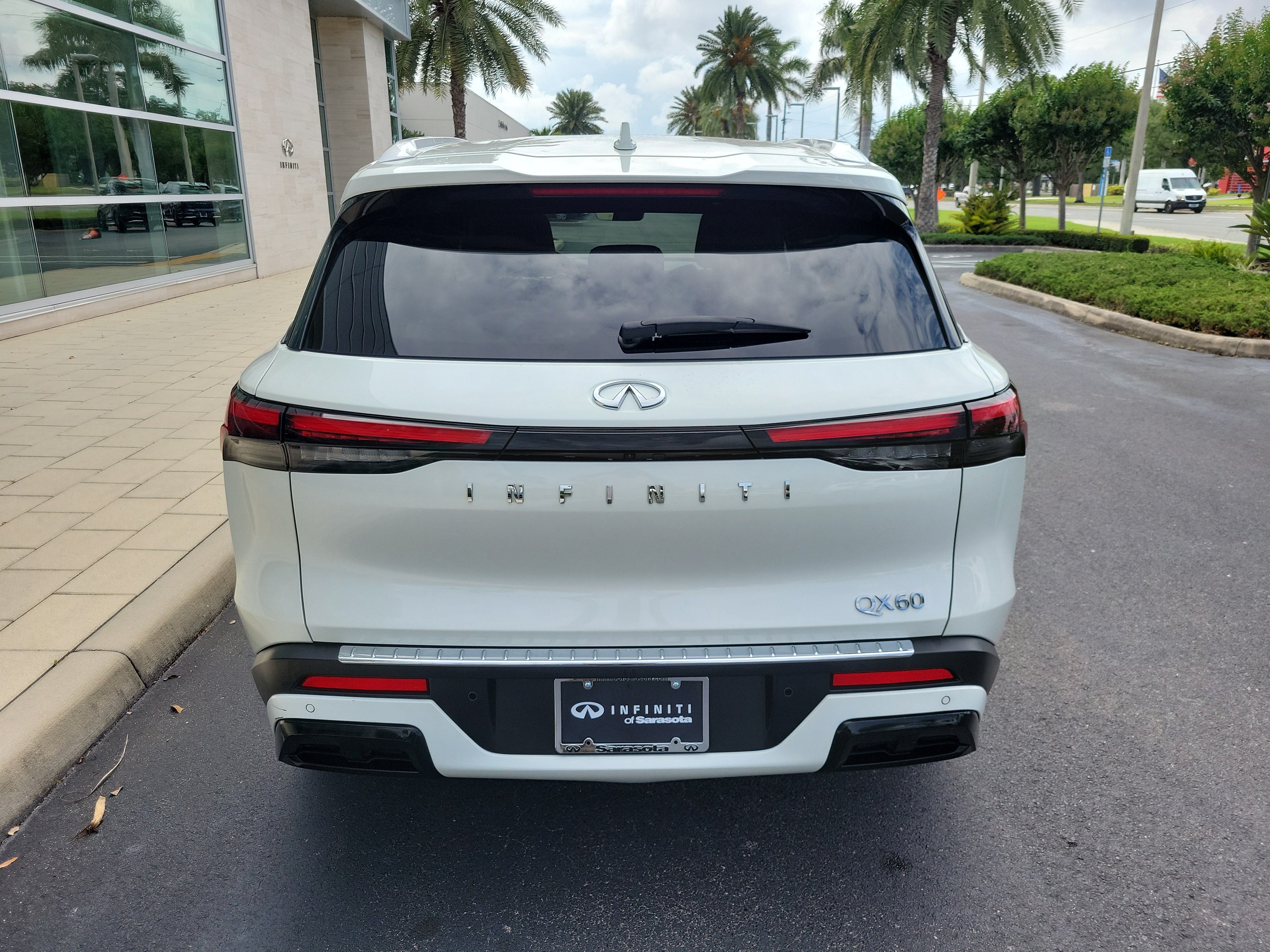 Certified 2023 INFINITI QX60 Luxe w/ Cargo Package FWD image 5