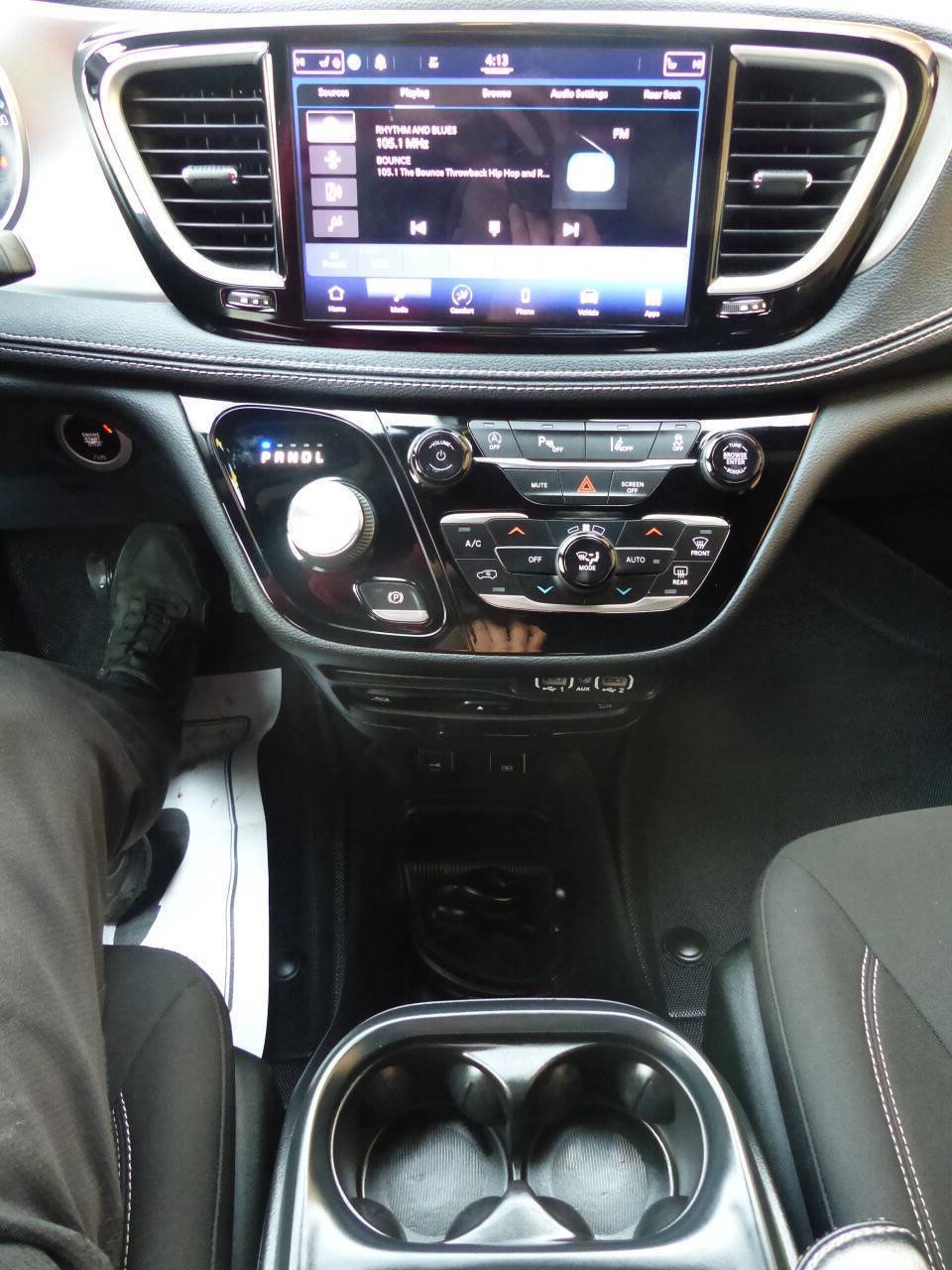 Used 2021 Chrysler Pacifica Touring w/ Uconnect Theater Family Group image 31