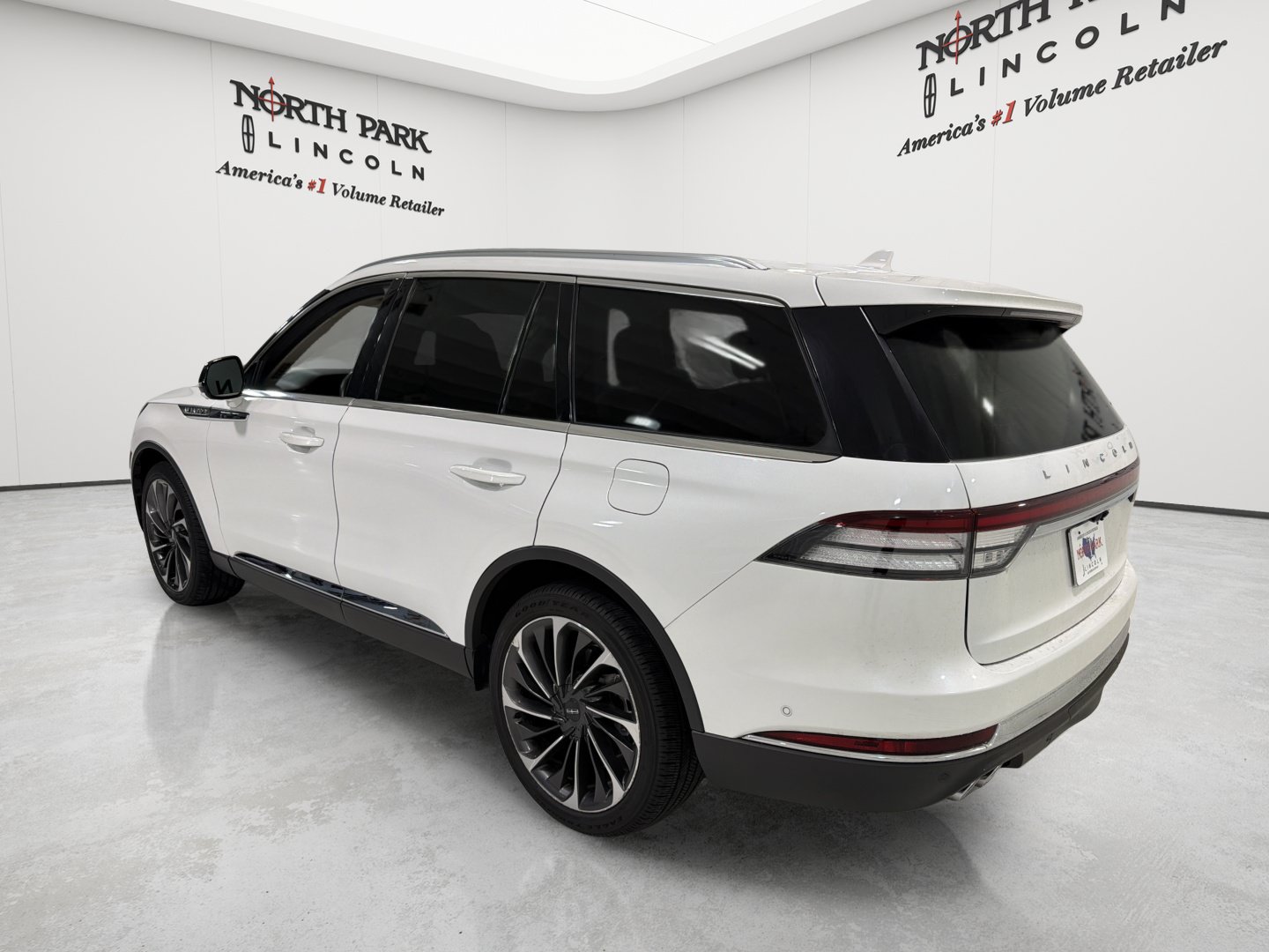 Used 2020 Lincoln Aviator Reserve w/ Equipment Group 202A AWD/4WD image 3