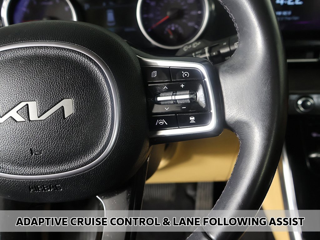 Used 2023 Kia Carnival EX image 4