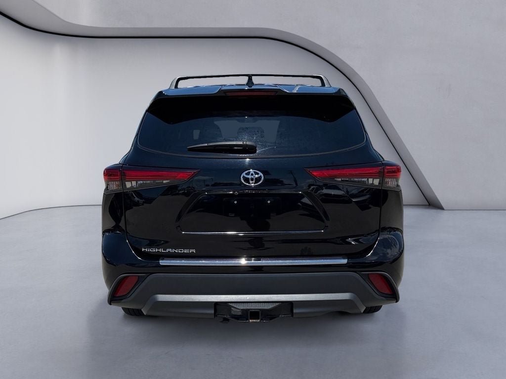 Used 2020 Toyota Highlander L FWD image 4