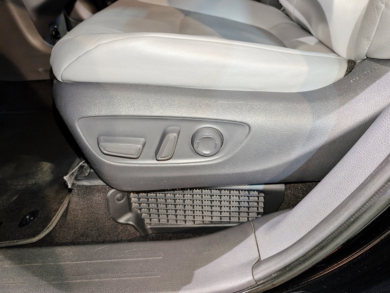 Used 2021 Toyota Sienna XLE w/ XLE Plus Package FWD image 17